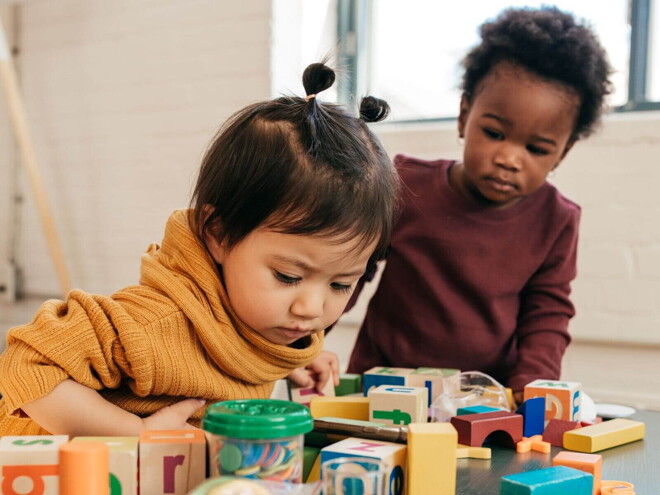 criança a brincar na creche