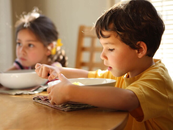 Estratégias de alimentar o bebé Estratégias de alimentar o bebé