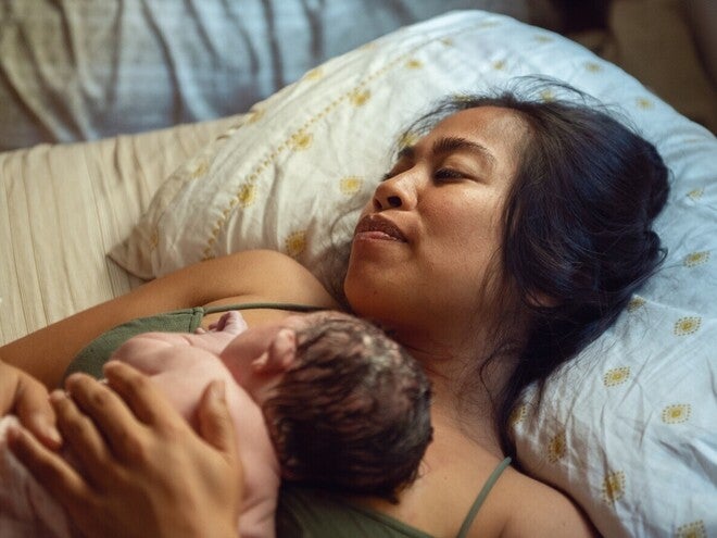 Mãe a fazer o método do canguru com bebé prematuro em contacto pele com pele