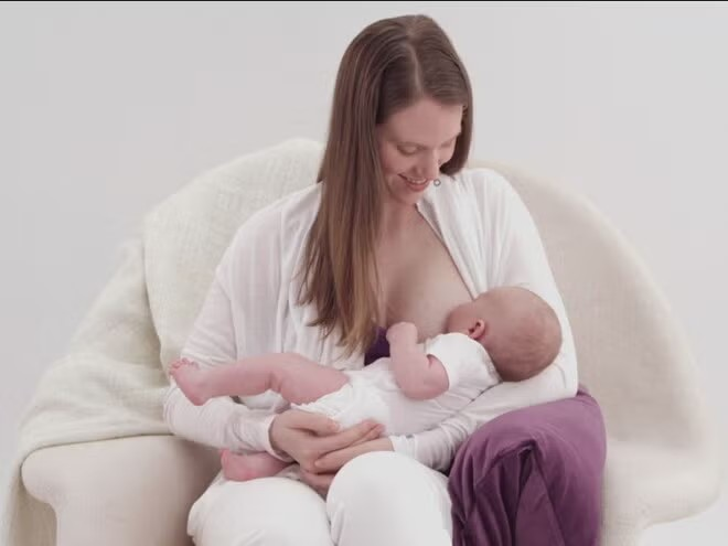 Sinais de fome e saciedade no bebé: como compreender as necessidades do seu filho