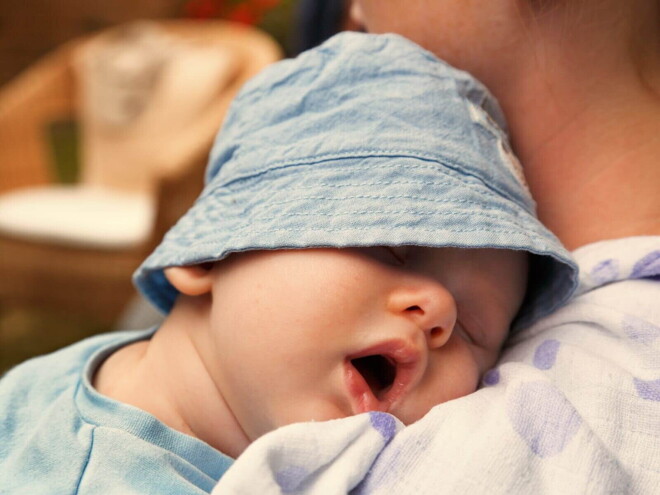Mãe a conhecer o sono do bebé Mãe a conhecer o sono do bebé