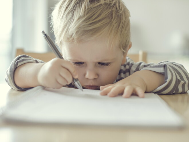 bebé a desenhar bebé a desenhar