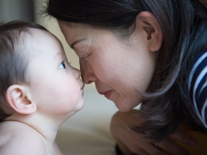 bebé a olhar para a mãe