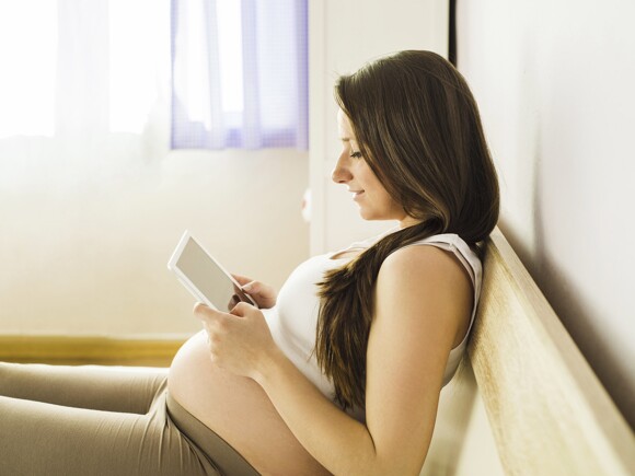 Mulher grávida a ler