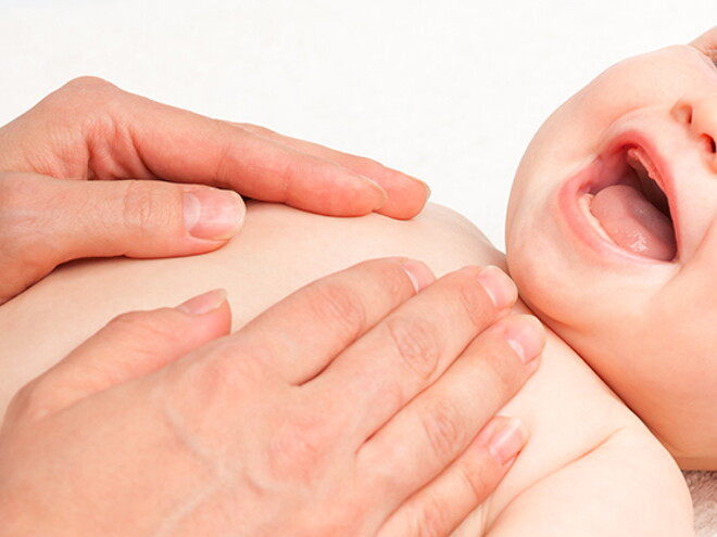 Mãe a fazer massagens ao bebé Mãe a fazer massagens ao bebé