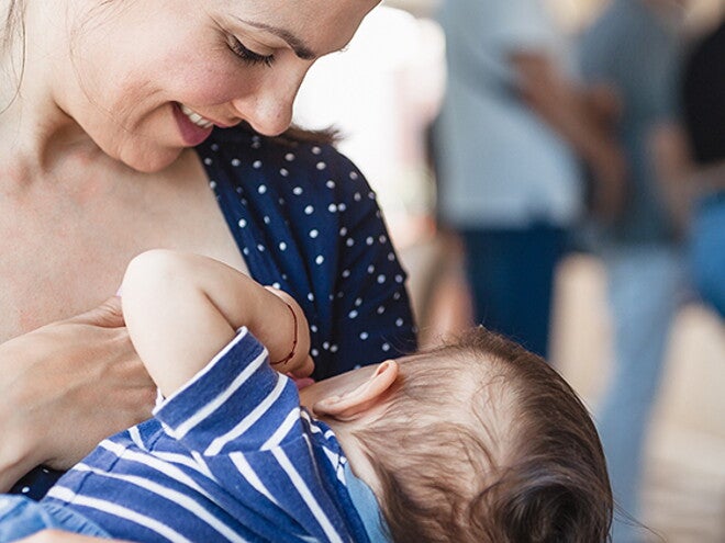 Mãe a amamentar em público