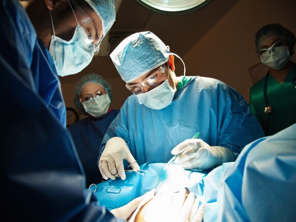 O procedimento cirúrgico de uma cesariana