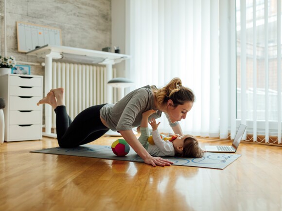 mulher a fazer exercício físico com bebé