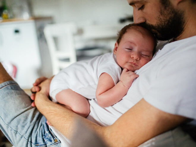 bebé a dormir ao colo do pai bebé a dormir ao colo do pai