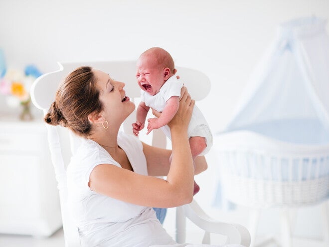 bebé com mãe a chorar bebé com mãe a chorar