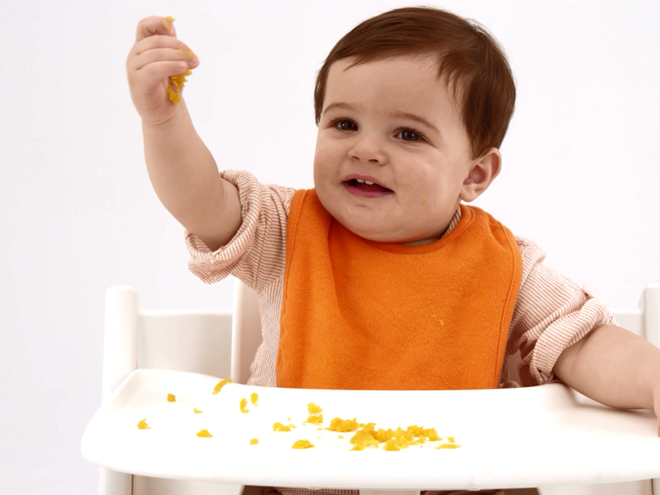 Ajudar o bebé a comer sozinho Ajudar o bebé a comer sozinho