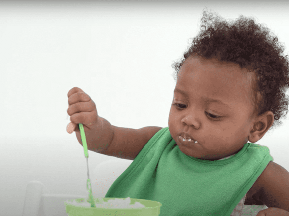 Variar os alimentos do bebé "picuinhas" com a comida