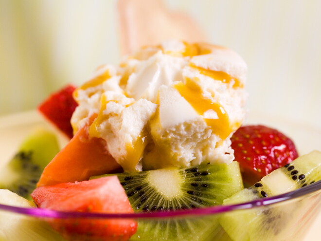 Salada de Fruta em Infusão de Alecrim com Gelado de Caramelo Salada de Fruta em Infusão de Alecrim com Gelado de Caramelo
