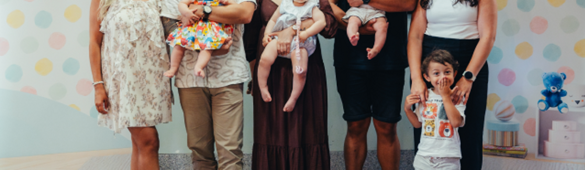 Pais felizes a sorrir enquanto aguardam seu bebé Pais felizes a sorrir enquanto aguardam seu bebé