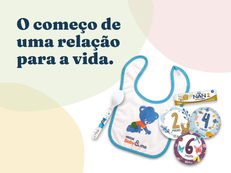 Bebé feliz a brincar sozinho