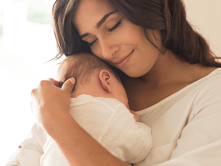 mãe a agarrar no seu bebé