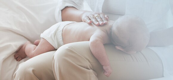 Atividade para bebé: barriga no colo
