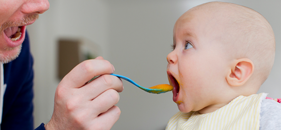 Careta do bebé a comer – boca aberta