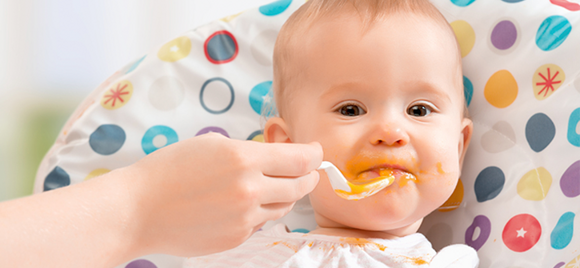 Careta do bebé a comer – boca fechada