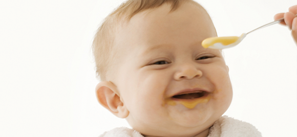 Careta do bebé a comer – com sorriso