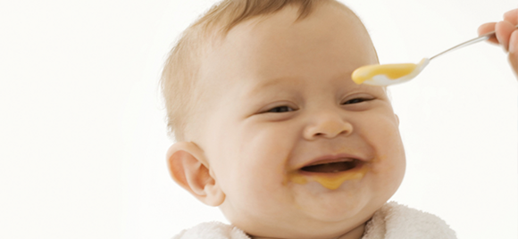 Careta do bebé a comer – com sorriso Careta do bebé a comer – com sorriso