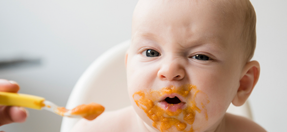 Careta do bebé a comer – sem vontade Careta do bebé a comer – sem vontade