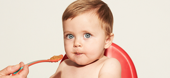  Careta do bebé a comer – o olhar distraído
