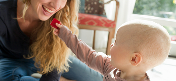 Atividade para bebés com a mãe