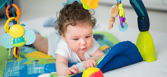 Atividade para bebés numa manta Atividade para bebés numa manta