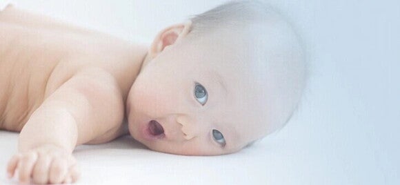 Uma imagem com bebé, interior, pessoa