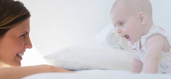 Uma imagem com pessoa, interior, novo, bebé